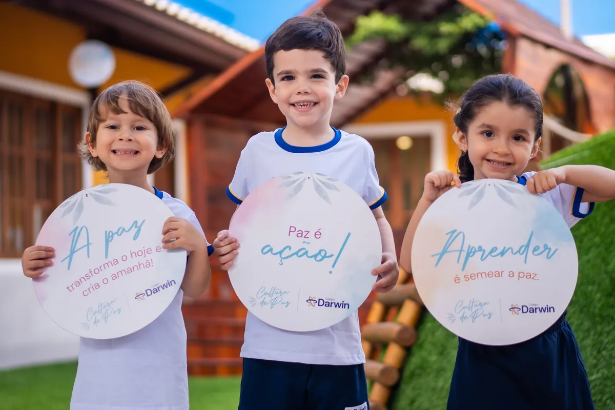 Alunos da Educação Infantil segurando placas sobre Cultura de Paz