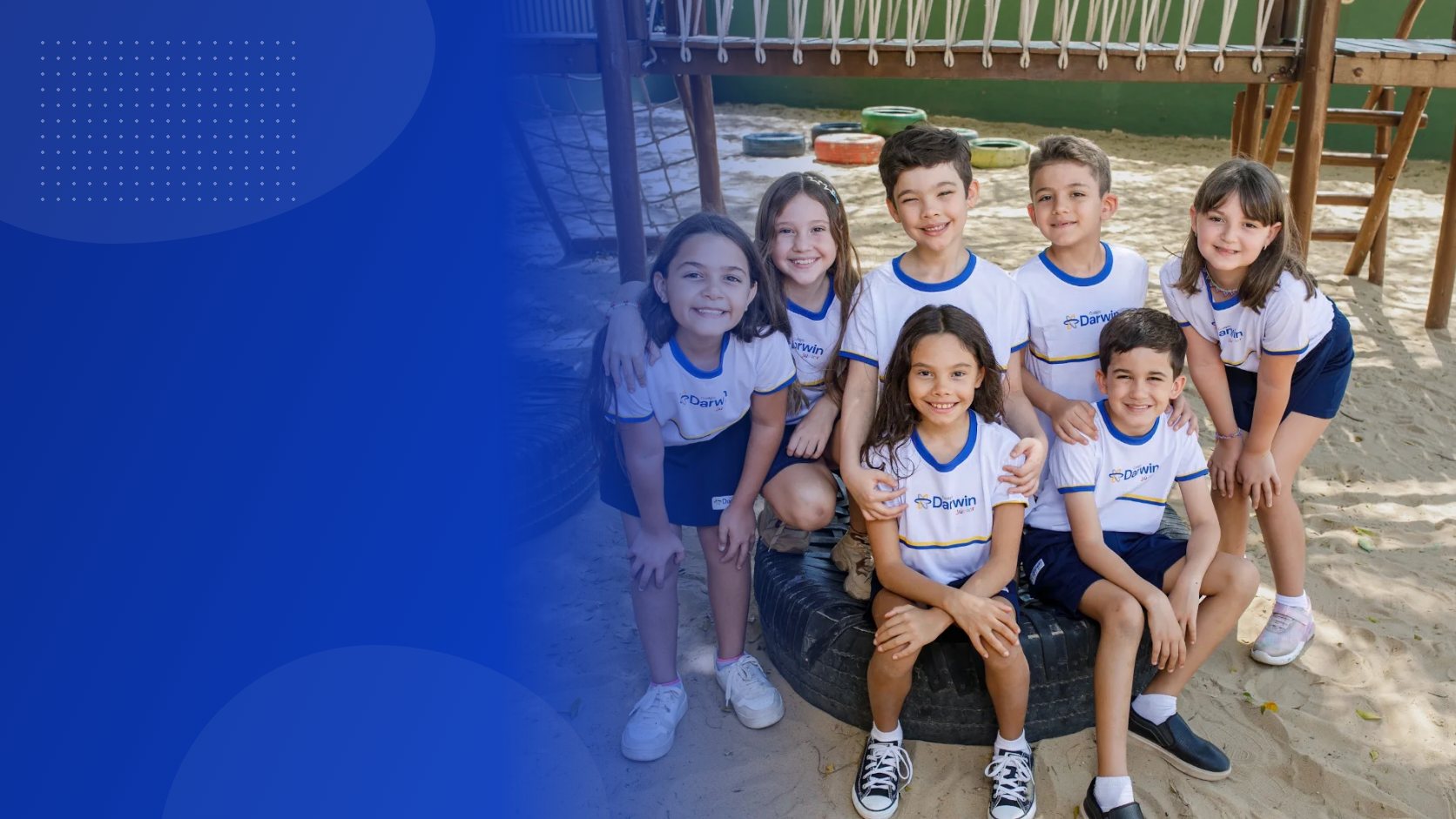 Turma dos Anos Iniciais do Colégio Darwin reunida no parquinho de areia da Sede Sul
